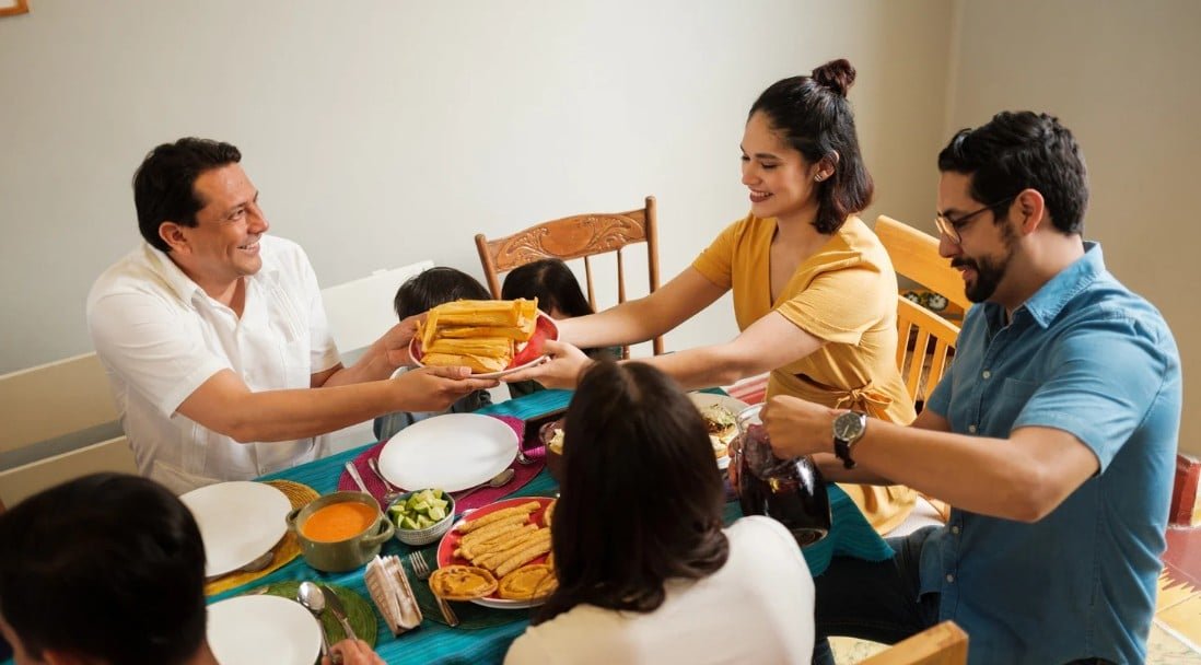 Familia comiendo feliz